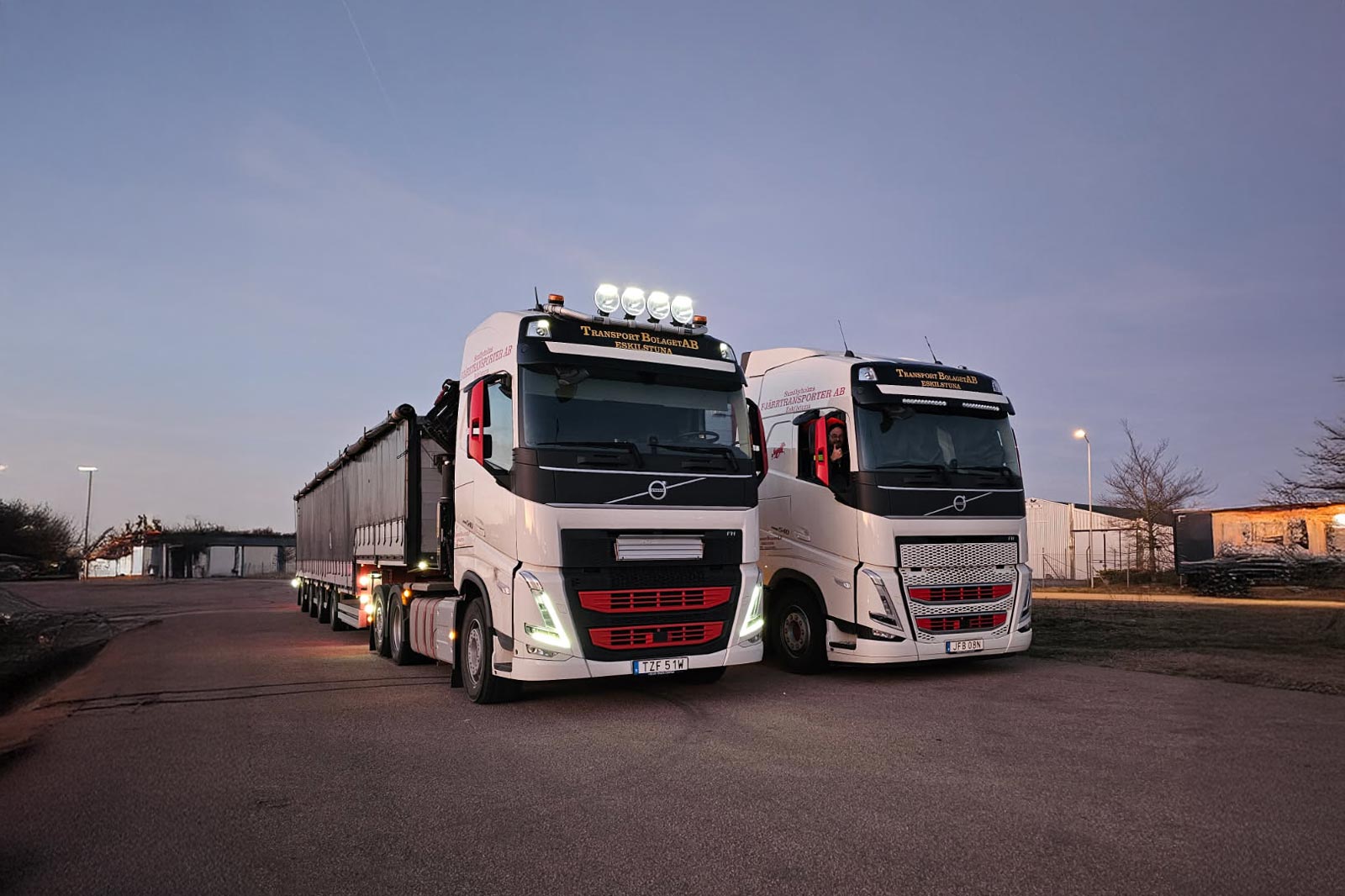 Två lastbilar som står parkerade